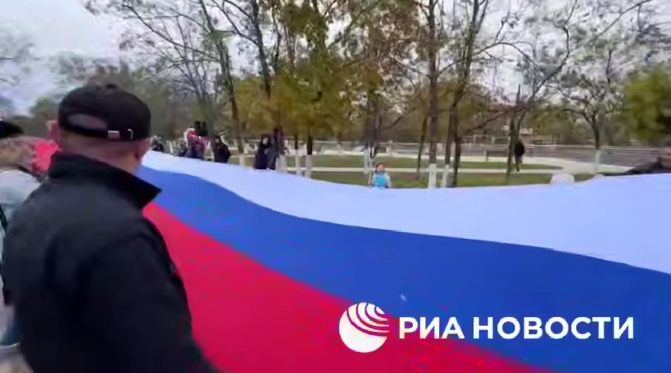 Цинизму нет предела: оккупанты развернули огромный флаг России в украинском Геническе