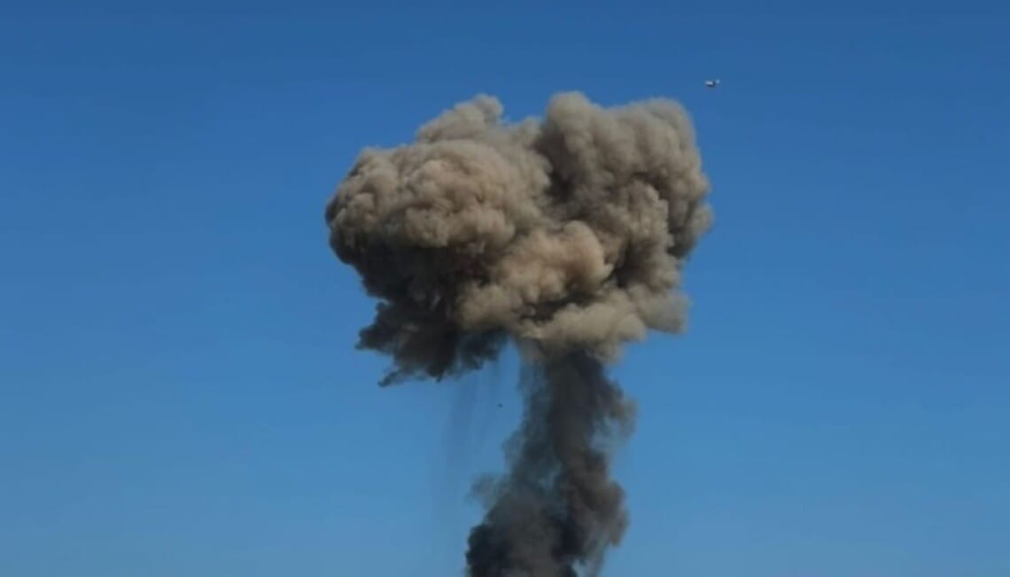 В Севастополе – мощный "хлопок": над военным училищем поднялся большой столб дыма