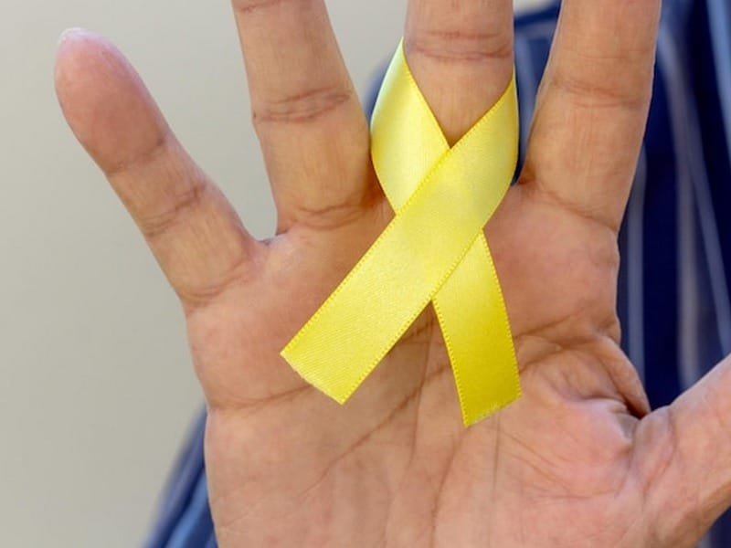 Украинская ночь в Донецке: по всему городу появились сотни желтых и синих лент