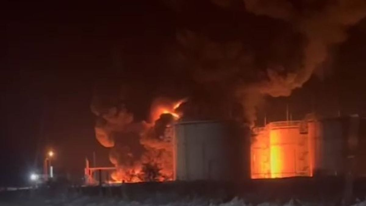 Дроны поразили нефтебазу в Краснодарском крае: пожар и момент прилета показали на видео