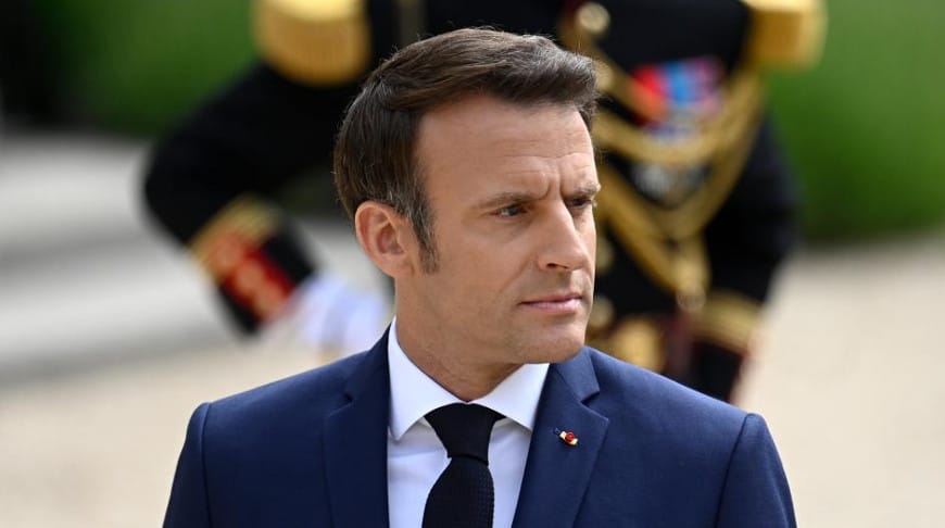 Макрон угрожает России новыми санкциями и требует от Путина прекращения огня