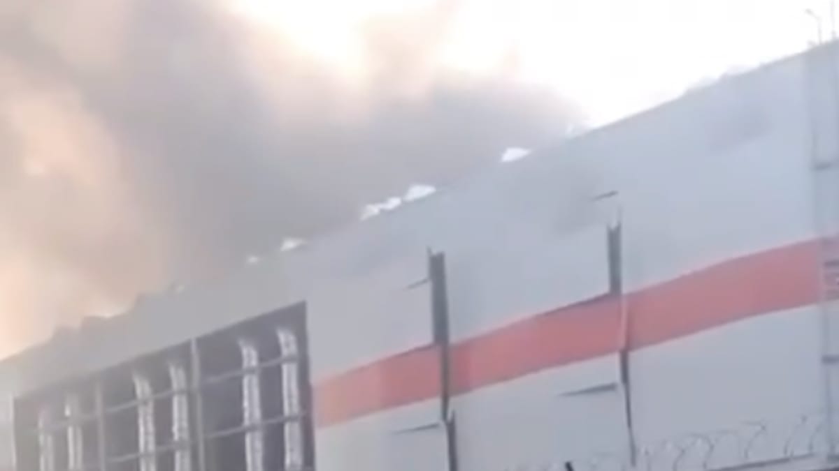 Пламя и густой дым: в сети показали видео после атаки БПЛА на завод в Подмосковье