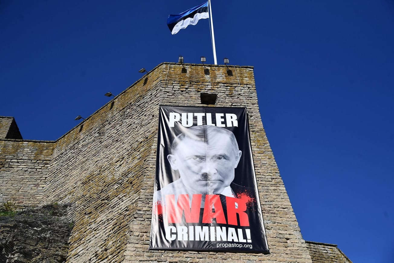 Эстонский музей на границе с Россией вывесил плакат, который ставит Путина в один ряд с Гитлером