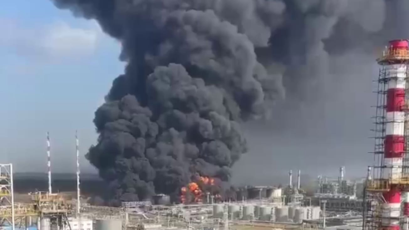 Новошахтинский НПЗ в России горит пять дней подряд: эпические кадры