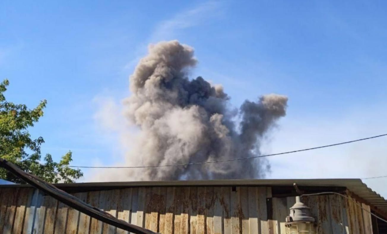 В Донецке прогремели мощные взрывы, над городом столб дыма